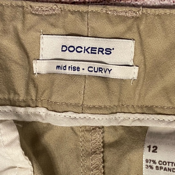 Dockers Khaki Mid Rise Curvy Capris - Picture 8 of 10
